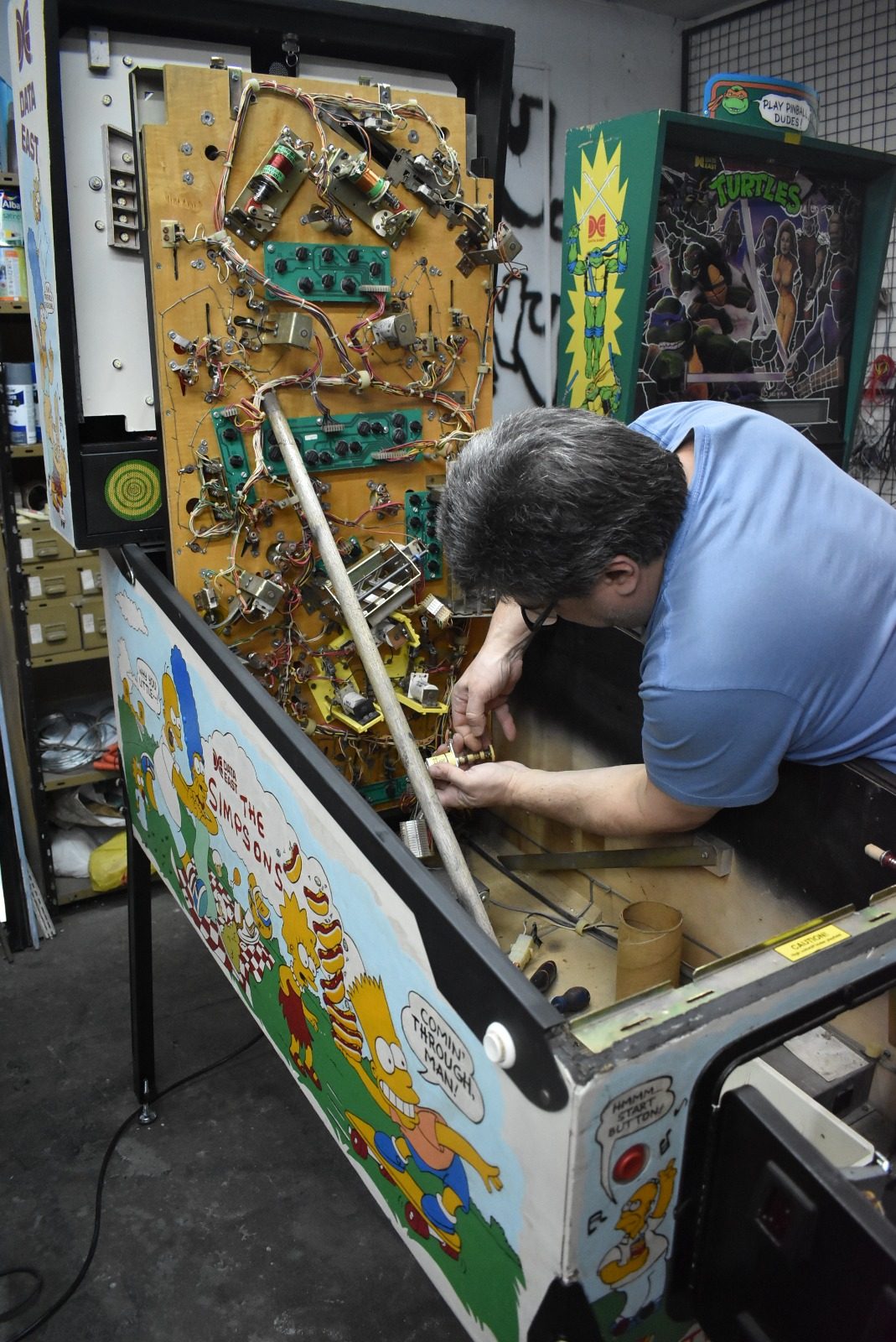 Técnico reparando flipper Clarck